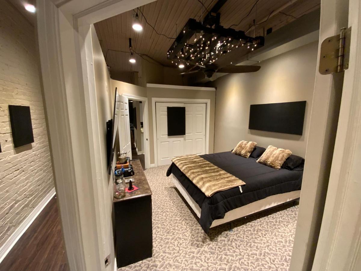 Blackout Themed Residence In The Prime Heart Of Omaha'S Old Market! أوماها المظهر الخارجي الصورة